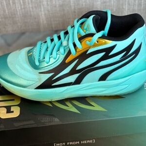 AUTHENTIC USED MB.02 HoneyComb Colorway (LaMelo Ball Shoes) Size 9